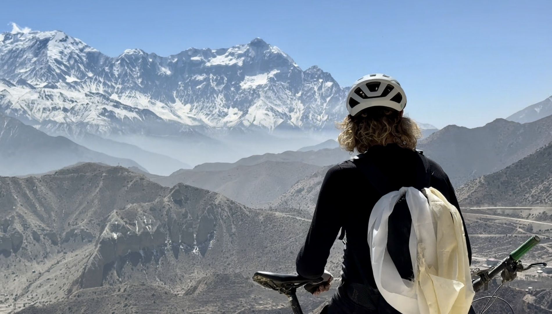 Mountainbiken op een bergpad in Nepal met uitzicht op de Himalaya