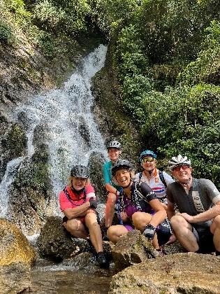 Waterval langs de route naar Chisopani
