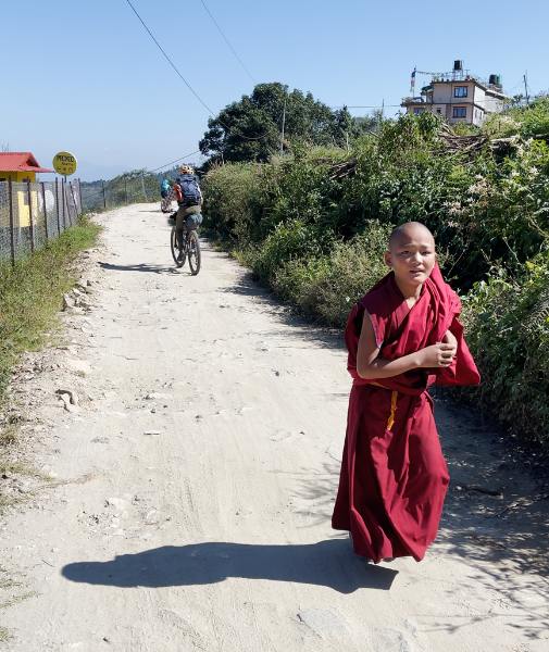 Lange afdaling richting de vallei van Bhaktapur