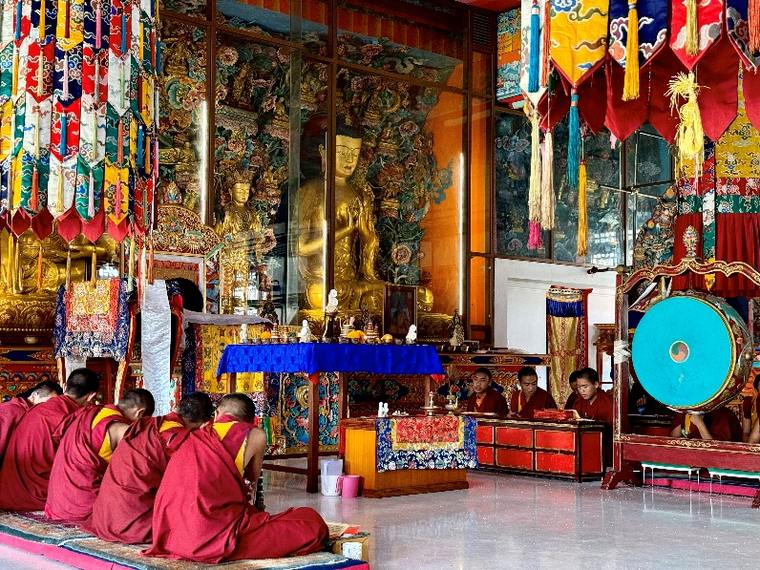 Gebedswielen bij de stupa van Boudha