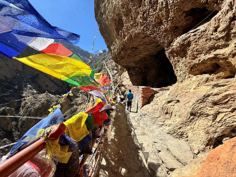 De Chungshi Grotten in de rode kliffen
