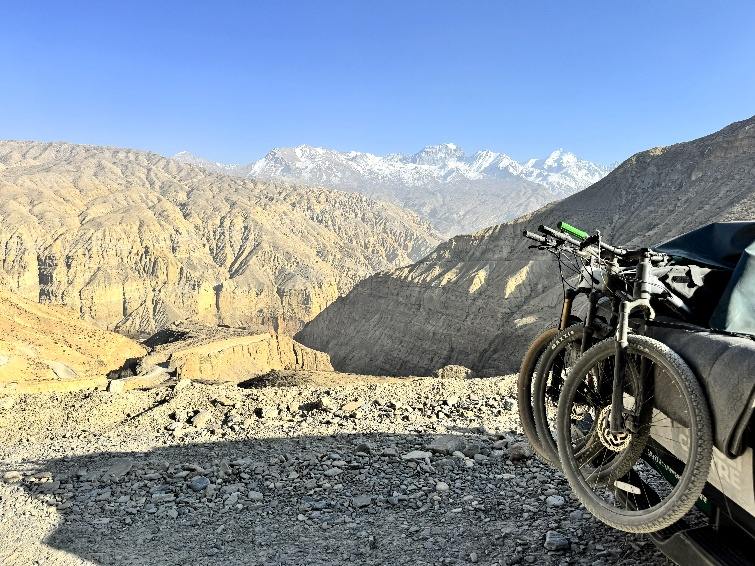De brede, winderige Kali Gandaki vallei